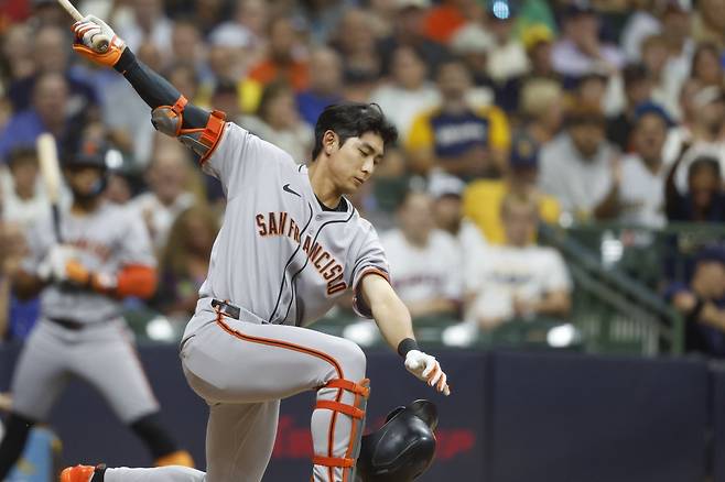 샌프란시스코 이정후는 22일(한국시간) 다저스타디움에서 열린 ‘2025 MLB’ 다저스전서 6번타자 중견수로 선발출전해 4타수 무안타를 기록했다. 11일 애리조나전부터 9경기 중 8경기서 무안타를 기록하며 타격 침체에 빠졌다.|AP뉴시스