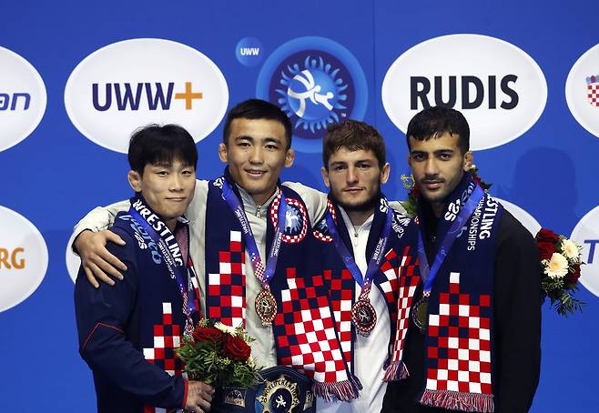 정한재(왼쪽)가 22일 크로아티아 자그레브 아레나에서 열린 2025 세계레슬링연맹(UWW) 세계선수권대회 남자 그레코로만형 63㎏급 시상식에서 은메달을 목에 걸고 기념 사진을 촬영하고 있다. EPA연합뉴스