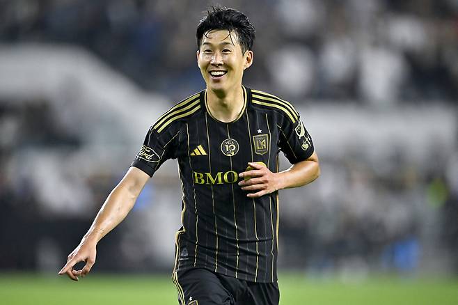 LAFC 손흥민이 22일 미국 캘리포니아주 로스앤젤레스의 BMO 스타디움에서 열린 레알 솔트레이크와의 2025 MLS 정규리그 홈 경기에서 전반 추가시간 역전골을 넣은 뒤 환호하고 있다. 로스앤젤레스 | Imagn Images연합뉴스