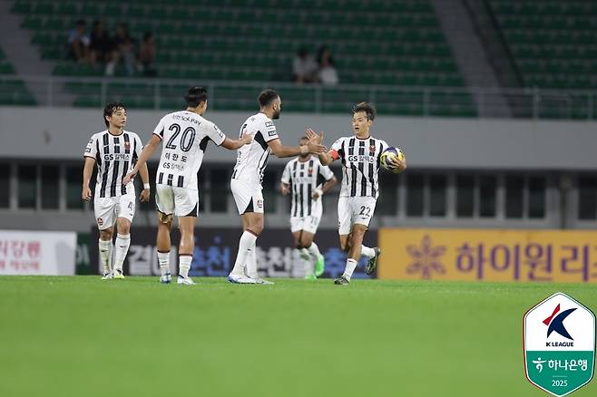 김진수(오른쪽)가 지난 13일 강원FC전에서 만회골을 넣은 뒤 동료들과 하이파이브를 하고 있다. 프로축구연맹 제공