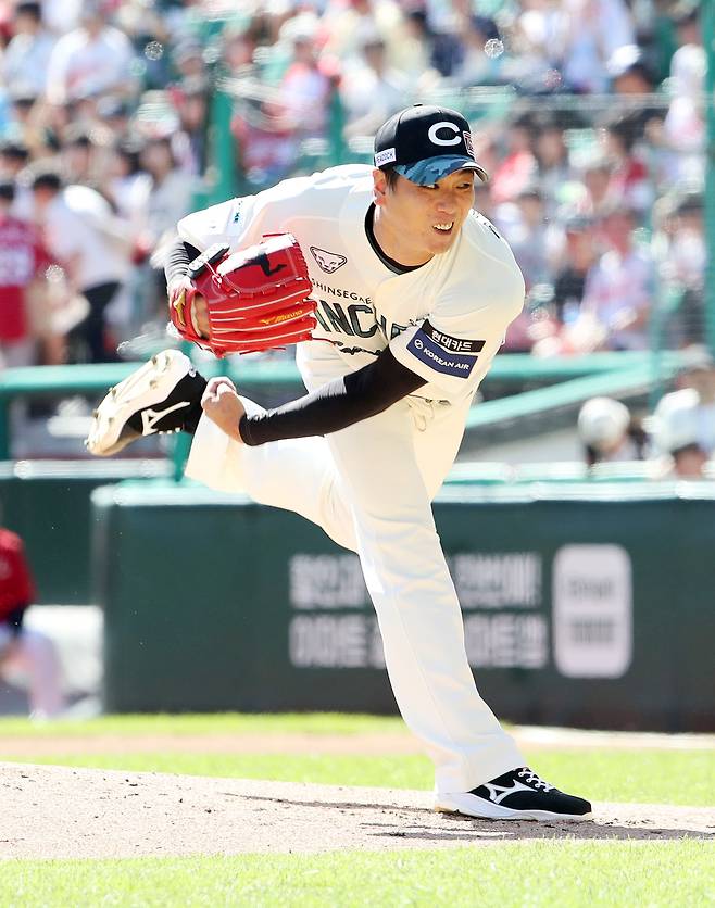 SSG 김광현이 21일 인천 두산전에 등판해 투구하고 있다. SSG랜더스 제공