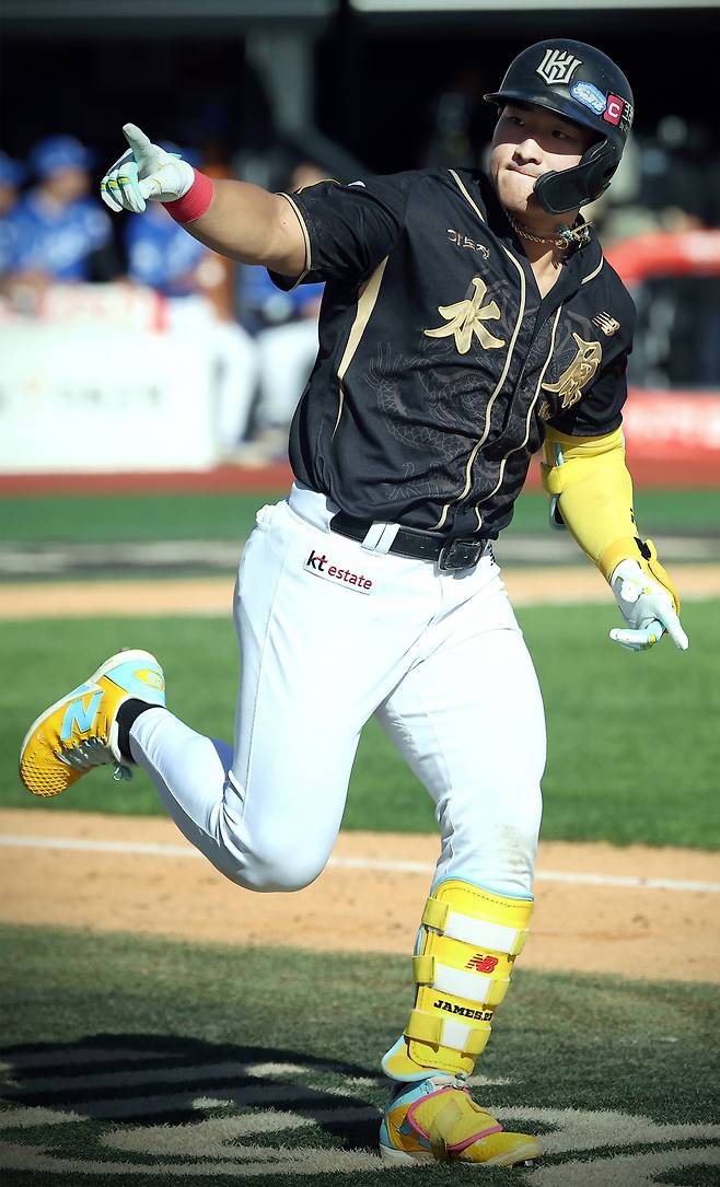 KT 안현민이 지난 21일 수원 삼성전에서 투런 홈런을 날리고 세리머니하고 있다. KT 위즈 제공