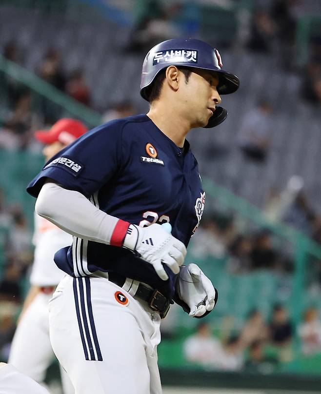 두산 강승호가 22일 인천 SSG랜더스필드에서 열린 2025 프로야구 SSG와 원정 경기에서 2회초 솔로홈런을 친 뒤 베이스를 돌고 있다.    인천 | 연합뉴스