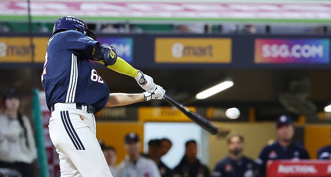 두산 안재석이 22일 인천 SSG랜더스필드에서 열린 2025 프로야구 SSG와 원정 경기에서 5회초 적시타를 치고 있다.   인천 | 연합뉴스