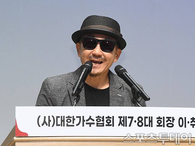 가수 박상민이 박상철 회장 취임을 기념해 축사를 하고 있다