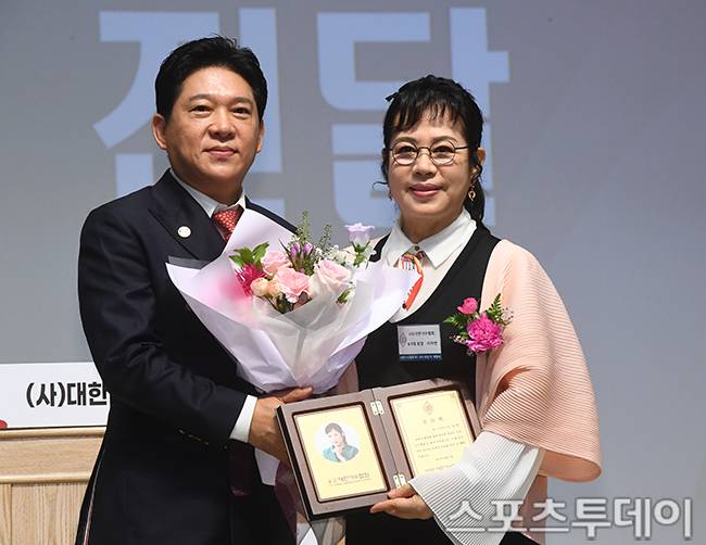 신임 회장 박상철과 전임 회장 이자연이 기념촬영을 하고 있다