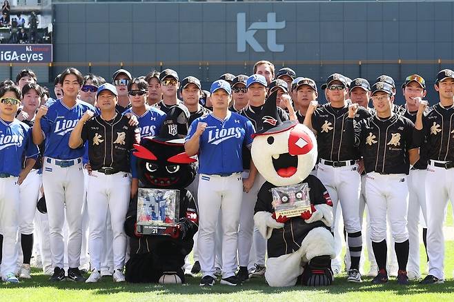 ▲ 21일 수원 KT위즈파크에서 열린 삼성 라이온즈 오승환의 은퇴 투어 행사에서 선수들이 기념 촬영하고 있다. ⓒ삼성 라이온즈