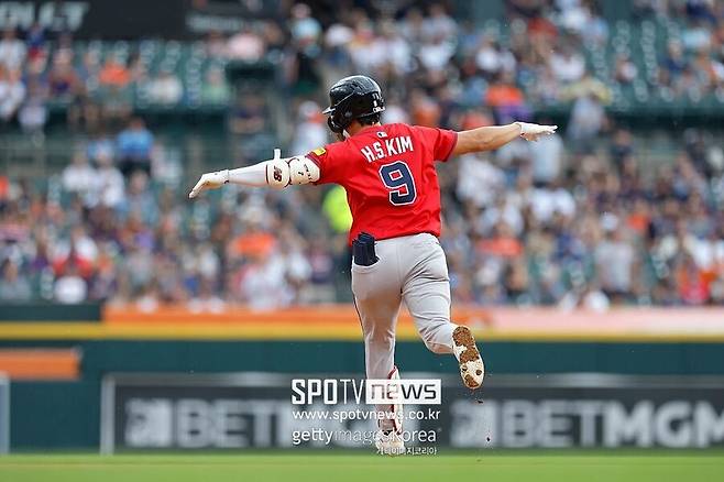 ▲ 애틀랜타 브레이브스 김하성이 시즌 5호 홈런을 터뜨리고 베이스를 돌면서 세리머니를 펼치고 있다.