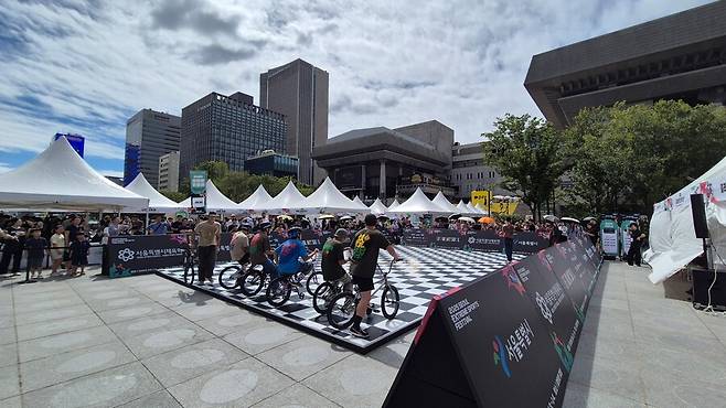 광화문 광장 전역에서 클라이밍, 조정, 서핑, 스피닝, 점핑 등 체험과 요가, 필라테스, 시민 체력장, 전통놀이 프로그램까지 남녀노소 누구나 함께 즐길 수 있는 프로그램이 운영됐다. ⓒ서울시체육회