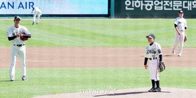 [영상] 시구하러 용감하게 마운드 오른 김민재 군 '우리 아빠는......'