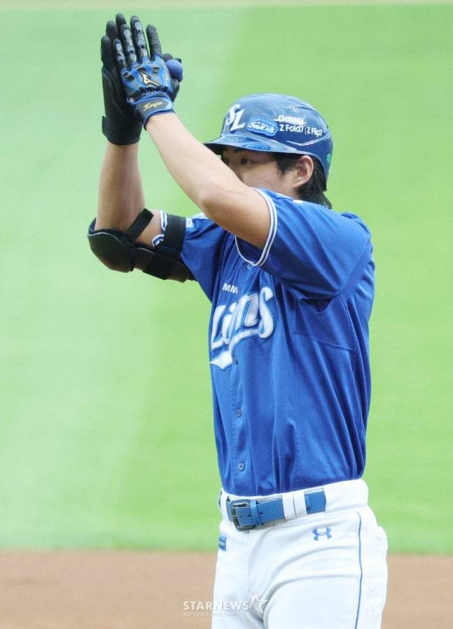 구자욱이 지난 20일 잠실 LG전에서 안타를 치고 세리머니를 하고 있다. /사진=김진경 대기자