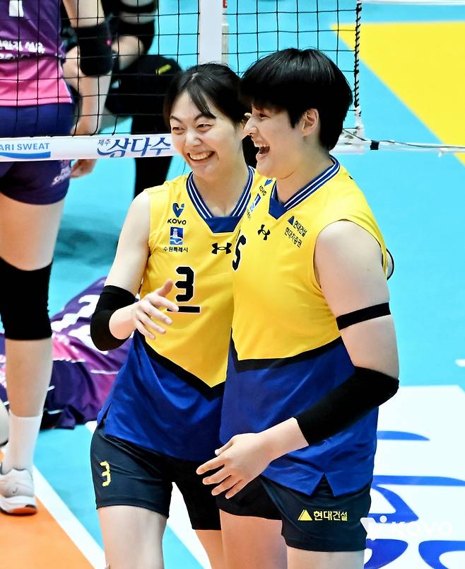 현대건설 김희진(오른쪽)이 21일 전남 여수 진남체육관에서 열린 흥국생명과의 2025 여수·NH농협컵 프로배구대회 여자부 1차전 흥국생명전에서 득점에 성공한 뒤 세터 김다인과 기뻐하고 있다. /사진=한국배구연맹(KOVO) 제공