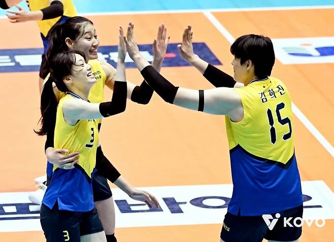 현대건설 김희진(오른쪽)이 21일 전남 여수 진남체육관에서 열린 흥국생명과의 2025 여수·NH농협컵 프로배구대회 여자부 1차전 흥국생명전에서 팀 득점 이후 동료들과 기뻐하고 있다. /사진=한국배구연맹(KOVO) 제공