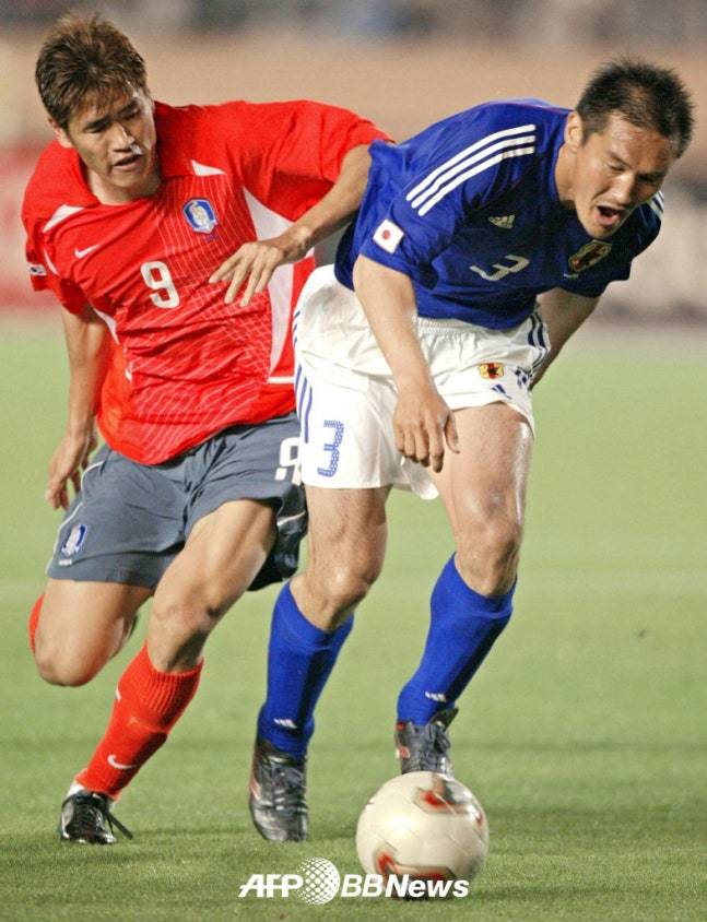 선수 시절이던 지난 2003년 A매치 한일전에서 설기현과 볼 경합을 펼치고 있는 아키타 유타카(오른쪽) 전 고치 유나이티드 SC 감독. /AFPBBNews=뉴스1