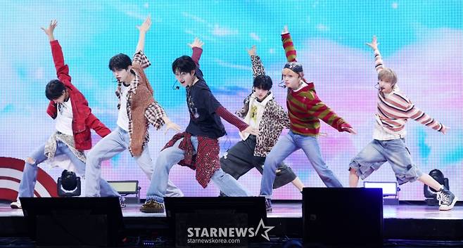 그룹 킥플립이 22일 서울 광진구 예스24 라이브홀에서 열린 세 번째 미니 앨범 ‘My First Flip(마이 퍼스트 플립)’ 발매 기념 쇼케이스에서 멋진 무대를 선보이고 있다. /2025.09.22 /사진=김휘선 hwijpg@