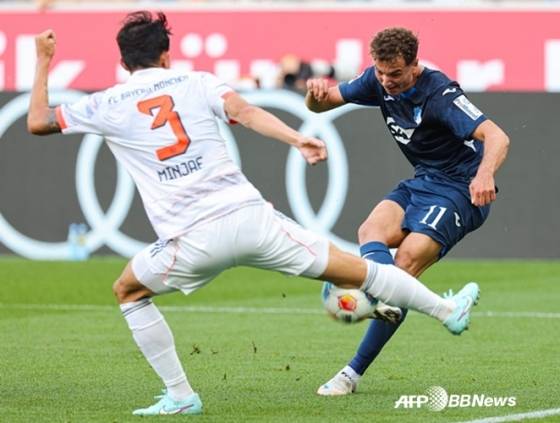 김민재(왼쪽)가 상대 공격수의 슈팅을 막고 있다. /AFPBBNews=뉴스1