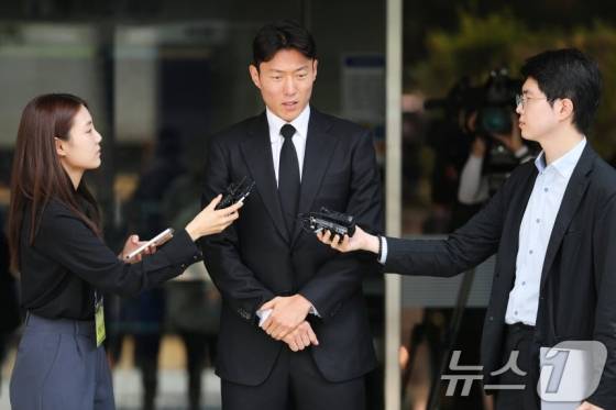 '불법 촬영' 혐의를 받는 축구선수 황의조(33·알라니아스포르)가 4일 오후 서울 서초구 서울중앙지방법원에서 열린 성폭력범죄의처벌등에관한특례법위반(카메라등이용촬영) 항소심 선고 공판에서 1심과 같은 징역 1년 집행유예 2년을 선고받은 후 법정을 나서며 심경을 밝히고 있다. /사진=뉴스1