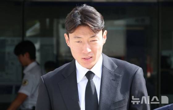 축구선수 황의조가 4일 오후 서울 서초구 서울중앙지방법원에서 열린 불법촬영 등 혐의 항소심 선고를 마치고 법원을 나서고 있다. /사진=뉴시스