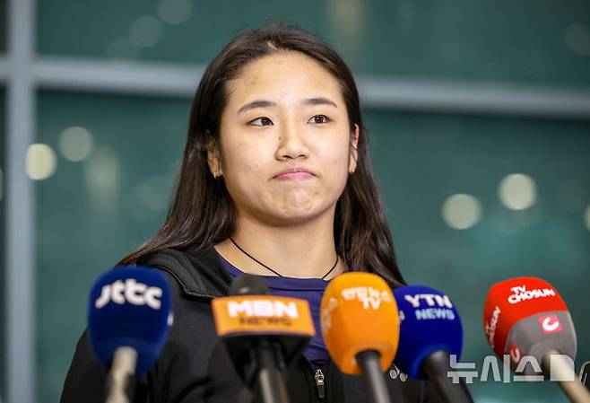 중국 마스터스 2연패를 달성한 배드민턴 여자단식 세계랭킹 1위 안세영이 22일 인천국제공항을 통해 귀국해 취재진과 인터뷰에 앞서 미소 짓고 있다. /사진=뉴시스