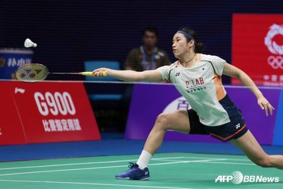 안세영이 21일(한국시간) 중국 광둥성 선전 아레나에서 열린 2025 세계배드민턴연맹(BWF) 월드 투어 슈퍼 750 중국 마스터스 여자단식 결승에서 한웨의 공격을 받아치고 있다.   /AFPBBNews=뉴스1