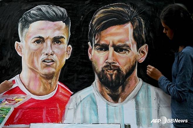 크리스티아누 호날두(왼쪽)와 리오넬 메시의 그림. /AFPBBNews=뉴스1