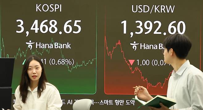 22일에도 원·달러 환율은 1392.60원으로 1400원에 바짝 다가섰다. 서울시 중구 하나은행 딜링룸 전광판. [사진 | 뉴시스]