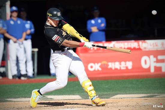 KT 위즈 안현민이 21일 수원 KT위즈파크에서 열린 2025 신한 SOL Bank KBO리그 삼성 라이온즈와 홈경기에 3번타자 겸 우익수로 선발 출전, 4타수 2안타(1홈런) 2타점 1볼넷을 기록했다. KT 위즈