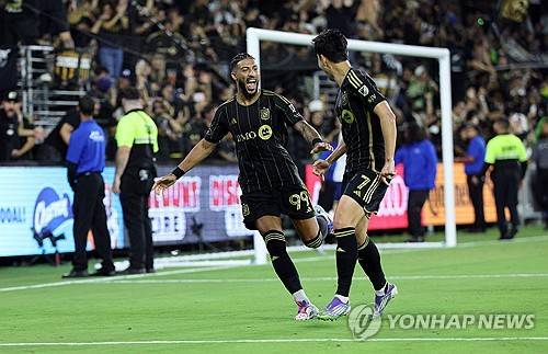 로스앤젤레스FC(LAFC)의 사령탑 스티브 체룬돌로 감독이 최근 뛰어난 활약상을 보여주고 있는 손흥민을 향해 극찬을 보냈다. 체룬돌로 감독은 '강렬함'과 '우수함'이라는 단어가 손흥민을 대표한다면서 공격수들이 손흥민처럼 득점을 해준다면 수비수들도 힘을 내 정규시간인 90분을 넘어 100분도 뛸 수 있을 거라며 손흥민을 치켜세웠다. 사진 연합뉴스