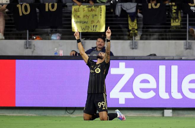 LAFC 공격 콤비 손흥민과 드니 부앙가가 22일 레알 솔트레이크 시티와의 홈 경기에서 4골을 합작한 뒤 MLS 공식 홈페이지는 '부앙가가 최근 네 경기에서 두 차례 해트트릭을 기록했다. 그의 골 결정력은 손흥민과 함께 뛴 이후 눈에 띄게 향상됐다'고 평가했다. 미국 '시티즌 트리뷴'은 '손흥민은 토트넘 시절 해리 케인과 함께 잉글리시 프리미어리그 역사적인 공격 듀오를 만들었다. 이제 그는 MLS에서도 또 다른 파트너십을 만들어가고 있다'고 했다. 미국 스포츠 전문 매체 '스포팅 트리뷴'은 '손흥민과 함께라면 부앙가가 골든부츠 경쟁에서 메시와 끝까지 맞붙을 수 있다'며 '손흥민의 가세로 부앙가는 단순히 팀 내 에이스를 넘어 리그 전체를 대표하는 스트라이커로 성장하고 있다'고 했다. 연합뉴스