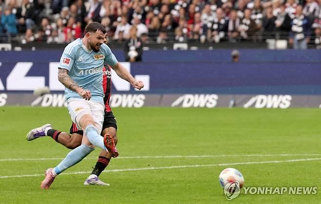 우니온 베를린에 2-0의 리드를 안기는 올리버 버크의 득점 장면. [EPA=연합뉴스]