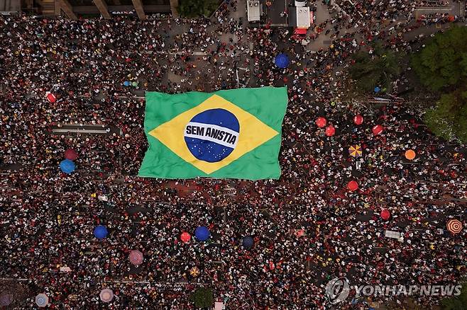 21일(현지시간) 상파울루에서 펼쳐진 브라질 전 대통령 사면 추진 반대 시위 [상파울루 로이터=연합뉴스. 재판매 및 DB 금지]