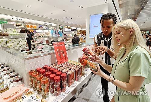 면세점에서 만나는 K푸드 (서울=연합뉴스) 이재희 기자 = 18일 서울 중구 신세계면세점 명동점 11층 케이-컬처 복합 쇼핑 공간에서 외국인들이 고추장을 살펴보고 있다. 이곳은 초콜릿, 스낵, 지역 특산품 등 식품 체험 공간인 '테이스트 오브 신세계'와 방탄소년단 굿즈와 앨범 판매 공간, 카카오프렌즈, 잔망루피 등 인기 캐릭터 중심의 기프트존 등을 함께 구성했다. 2025.7.18
    scape@yna.co.kr