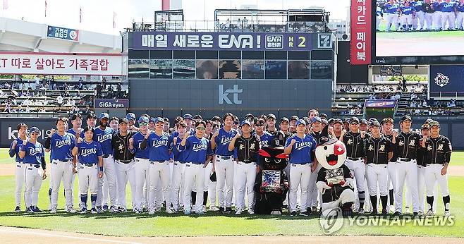 오승환 '수원 kt전 은퇴투어' (수원=연합뉴스) 홍기원 기자 = 은퇴 투어 중인 프로야구 삼성 라이온즈 오승환이 21일 경기도 수원케이티위즈파크에서 열린 kt 위즈와의 경기에 앞서 양 팀 선수들과 기념 촬영을 하고 있다. 2025.9.21 xanadu@yna.co.kr