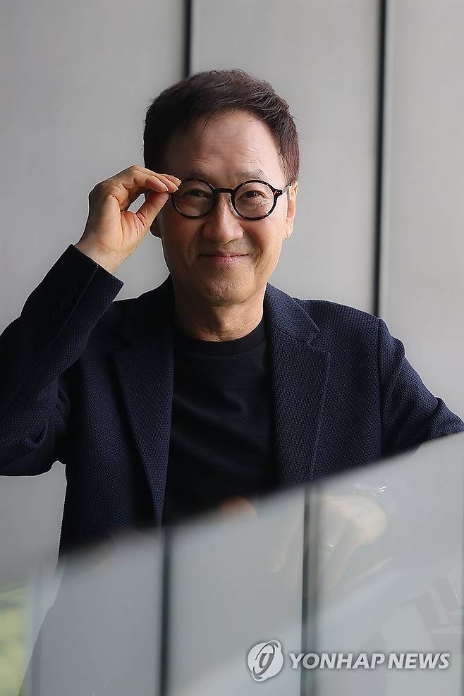 포즈 취하는 가수 유열 (서울=연합뉴스) 류효림 기자 = 가수 유열이 지난 17일 서울 시내의 한 호텔에서 연합뉴스와 인터뷰하며 포즈를 취하고 있다. 2025.9.22 ryousanta@yna.co.kr