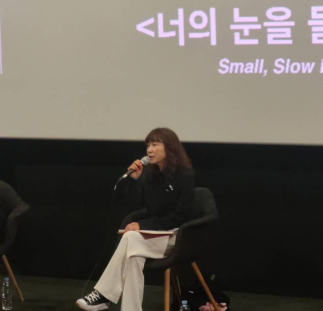 제30회 부산국제영화제 까르뜨 블랑슈: '너의 눈을 들여다보면'×은희경 (부산=연합뉴스) 박원희 기자 = 22일 부산 영화의전당 시네마테크에서 열린 제30회 부산국제영화제 까르뜨 블랑슈 '너의 눈을 들여다보면'에서 소설가 은희경이 발언하고 있다. 2025.09.22 encounter24@yna.co.kr