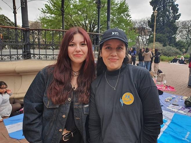 아르헨티나의 케이팝 팬들 (부에노스아이레스=연합뉴스) 김선정 통신원 = 아르헨티나 에이티즈 팬클럽 운영진이 21일(현지시간) 아르헨티나의 수도 부에노스아이레스의 벨그라노 지역 공원에서 연합뉴스와 인터뷰하고 있다. 2025.9.22 sunniek8@yna.co.kr