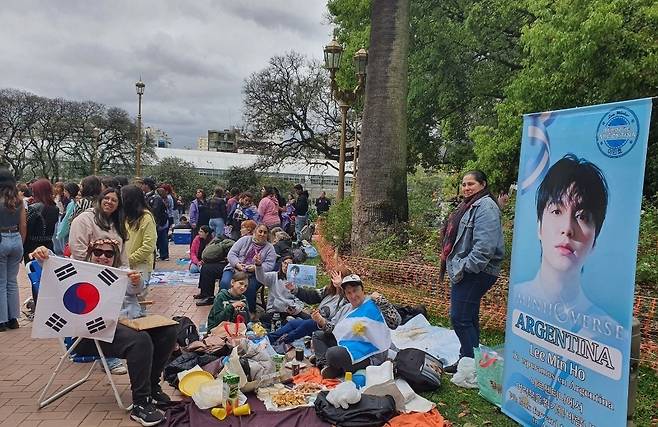 배우 이민호의 아르헨티나 팬클럽 회원들 (부에노스아이레스=연합뉴스) 김선정 통신원 = 배우 이민호의 아르헨티나 팬클럽 회원들이 21일(현지시간) 아르헨티나의 수도 부에노스아이레스의 벨그라노 지역 공원에서 태극기와 아르헨티나 국기를 들고 포즈를 취하고 있다. 이들은 꾸준한 봉사활동을 이어가면서 배우 이민호와 한국문화의 '전도사'로 활약하고 있다. 2025.9.22 sunniek8@yna.co.kr