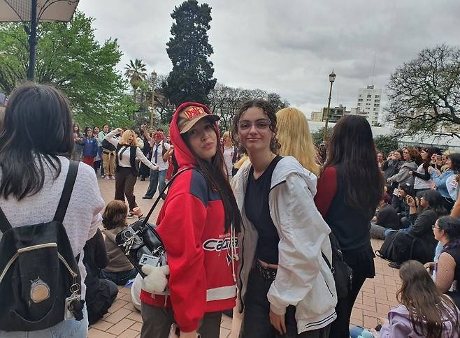 아르헨티나의 케이팝 팬들 (부에노스아이레스=연합뉴스) 김선정 통신원 = 21일(현지시간) 아르헨티나의 수도 부에노스아이레스의 벨그라노 지역 공원에서 제4 세대 보이그룹의 노래를 좋아한다는 두 소녀가 연합뉴스와 인터뷰하고 있다. 2025.9.22 sunniek8@yna.co.kr