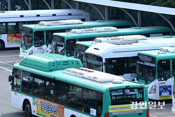 사진은 경기도 수원시내 한 버스 차고지에 버스가 정차해 있는 모습. /경인일보DB