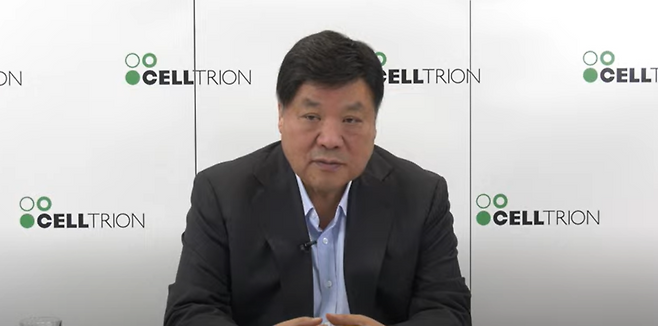 ▲ 23일 오전 10시 셀트리온 온라인 간담회에 열린 가운데 서정진 회장이 질의에 답변하고 있다. /출처=기자간담회 영상 갈무리