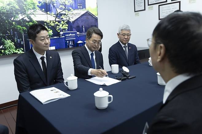 ▲ 김진경 의장(왼쪽 첫번째), 김동연 경기지사(왼쪽 두번째)가 독립유공자 후손 등과 간담회를 하고 있는 모습. /사진제공=경기도