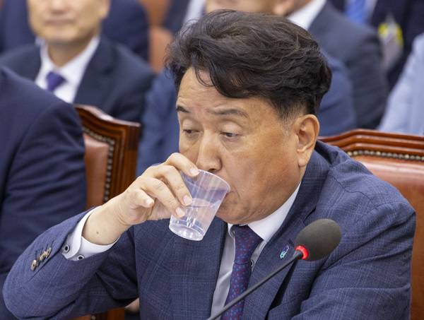 ▲ 김영환 충북지사가 23일 국회에서 열린 오송 지하차도 참사 진상규명과 재발 방지 대책 마련을 위한 국정조사 청문회에서 물을 마시고 있다. 연합뉴스