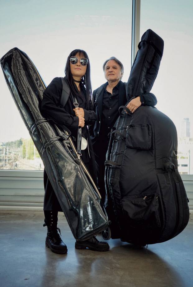 거문고와 콘트라베이스 듀오 ‘삼인동락’.