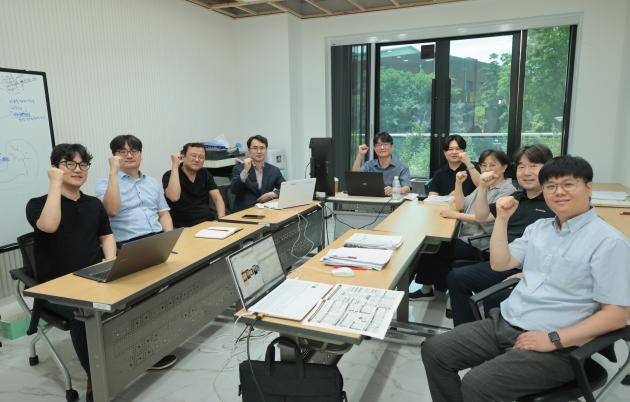 전남대 글로컬대학30 집필진이 지난 8일 글로컬대학30 전남대 실행계획서 제출을 위한 막바지 준비에 최선을 다할 것을 다짐하고 있다. <전남대 제공>