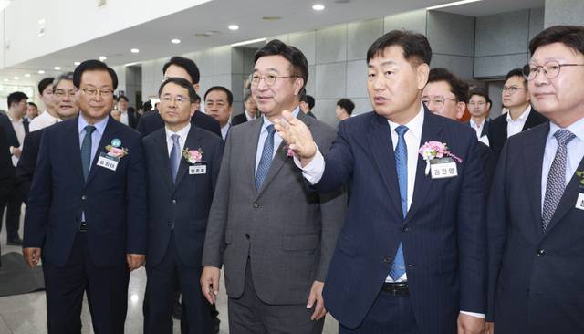 3일 완주군 지방자치인재개발원에서 열린 개원 60주년 기념식에 윤호중 행정안전부 장관과 김관영 전북특별자치도지사를 비롯한 참석자들이 60주년 비전선포식을 갖고 있다./사진=전북도