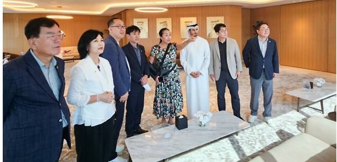 울산시의회 산업건설위는 지난 17일부터 23일까지 5박7일간 일정으로 아랍에미리트(UAE) 두바이, 아부다비 등을 공무국외 출장중이다. 울산시의회 제공