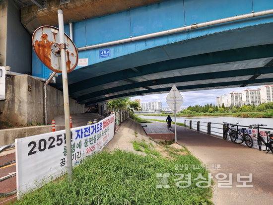 ▲ 22일 울산 중구 내황초 인근 동천강변. 최근 산책로와 자전거길 위치가 맞바뀌었지만 일부 자전거는 여전히 산책로를 달리고 있다.