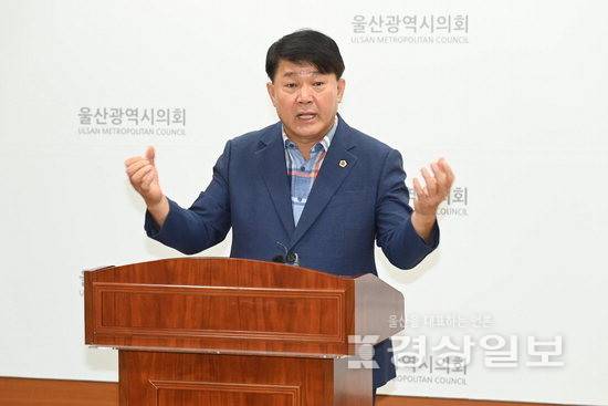 ▲ 이성룡 울산시의회 의장이 '의장 선출 파행'으로 국민의힘을 떠난 안수일 시의원의 복당을 적극 건의하겠다는 뜻을 밝혔다.