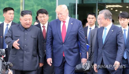 2019년 6월 판문점에서 깜짝 회동을 한 김정은 북한 국무위원장(왼쪽)과 도널드 트럼프 미국 대통령(가운데), 그리고 문재인 한국 대통령(오른쪽). 연합뉴스