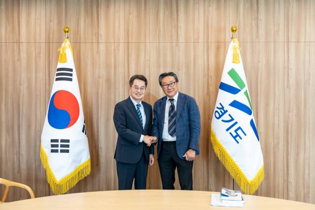 집무실 한켠에 마련된 포토존에서 방문 기념 사진을 찍었다.